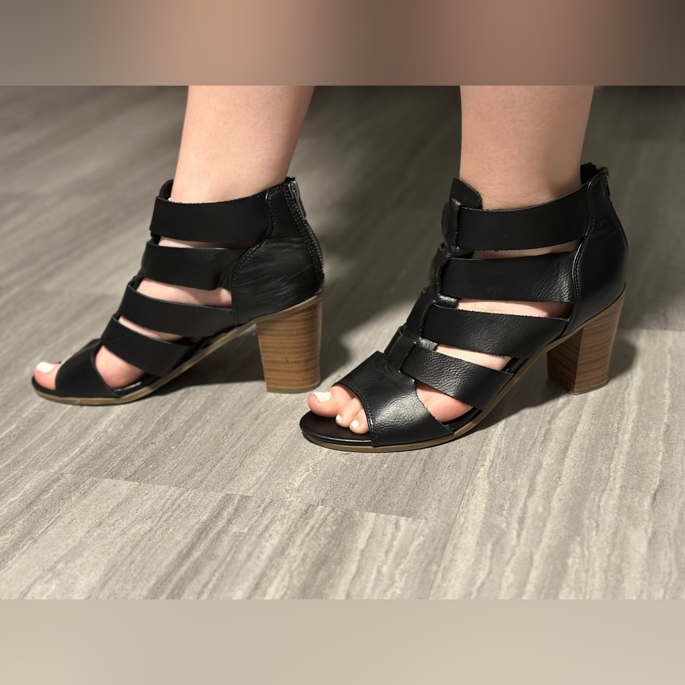 Woman’s chunk heel sandles